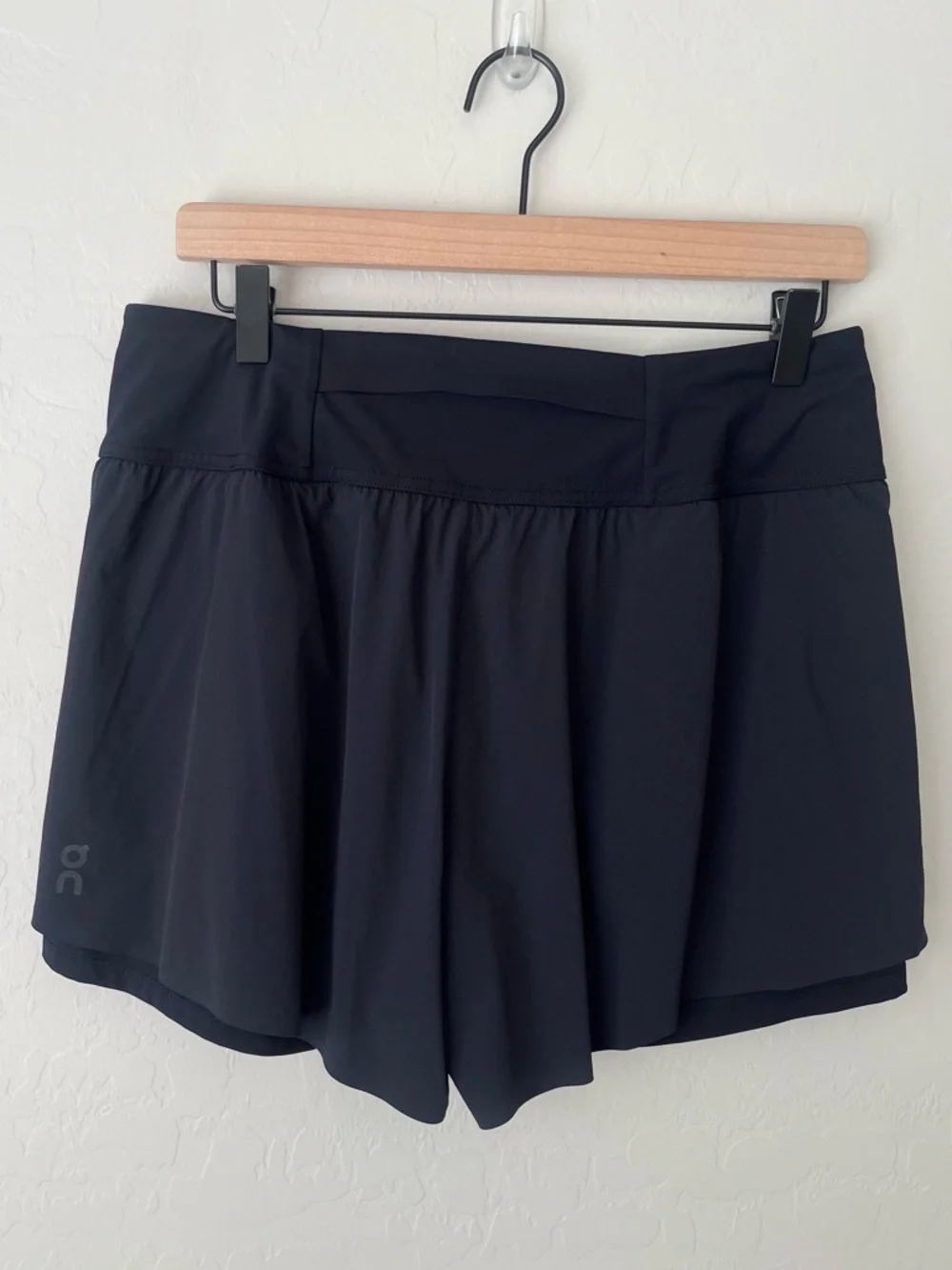 On run on clouds running shorts black large - Picture 5 of 7